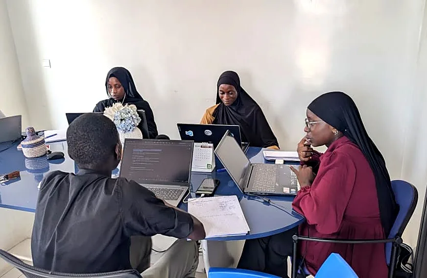 Une session de travail collective dans les bureaux MASCO